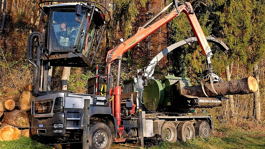 Das 1000-PS-Monster «Kari Holzhacker» mit ausgefahrener Führerkabine im Einsatz. Bis zu 1000 Kubikmeter Holzschnitzel können damit pro Tag produziertwerden. (Bilder Martin Platter)
