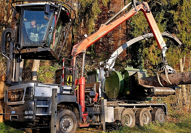 Das 1000-PS-Monster «Kari Holzhacker» mit ausgefahrener Führerkabine im Einsatz. Bis zu 1000 Kubikmeter Holzschnitzel können damit pro Tag produziertwerden. (Bilder Martin Platter)