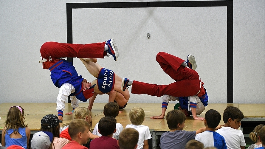 Die Baarer Breakdancegruppe «Dirty Hands» begeisterte nicht nur durch ihre athletische Vorführung. Danach leitete das Trio Kinder und Erwachsene an, die sich selber an der akrobatischen Tanzform versuchen wollten.