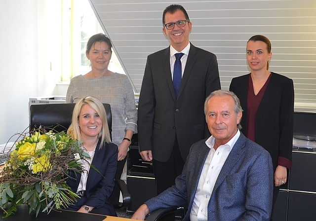 Amtsübergabe im Gemeindeschreiber-Büro Wettswil: Reinhold Schneebeli und seine Nachfolgerin Alexandra Brandenberger (vorne) mit Gemeindepräsidentin Katrin Röthlisberger, Statthalter Claude Schmidt und Bezirksratsschreiberin Eliane Potratz (hinten