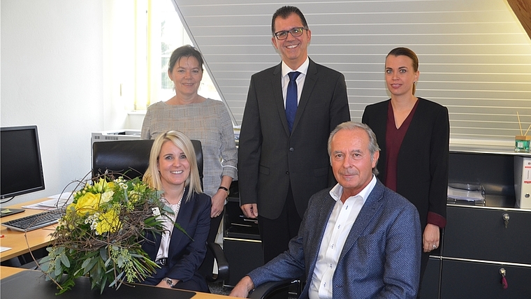 Amtsübergabe im Gemeindeschreiber-Büro Wettswil: Reinhold Schneebeli und seine Nachfolgerin Alexandra Brandenberger (vorne) mit Gemeindepräsidentin Katrin Röthlisberger, Statthalter Claude Schmidt und Bezirksratsschreiberin Eliane Potratz (hinten