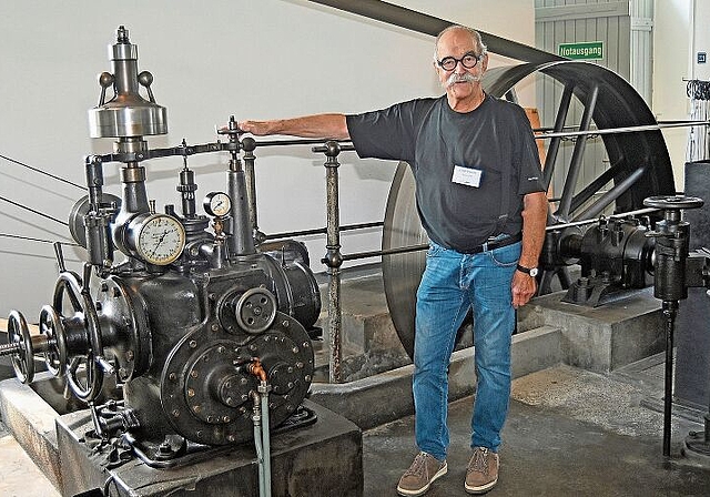 Ein Mann, der das Rad in Schwung bringen kann: Hans Fässler, Vizepräsident des Vereins Historisches Kleinkraftwerk Ottenbach, am Herzstück des Systems, dem Regulator. (Bild Martin Mullis)