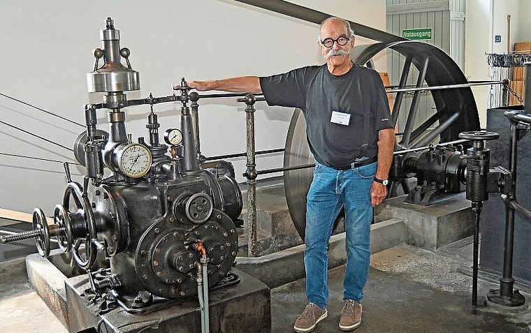 Ein Mann, der das Rad in Schwung bringen kann: Hans Fässler, Vizepräsident des Vereins Historisches Kleinkraftwerk Ottenbach, am Herzstück des Systems, dem Regulator. (Bild Martin Mullis)