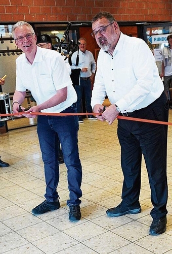 Co-OK-Präsident Claudio Rütimann (links) und Werner Scherrer, Präsident des Kantonalen Gewerbeverbandes, beim offiziellen Eröffnungsakt.