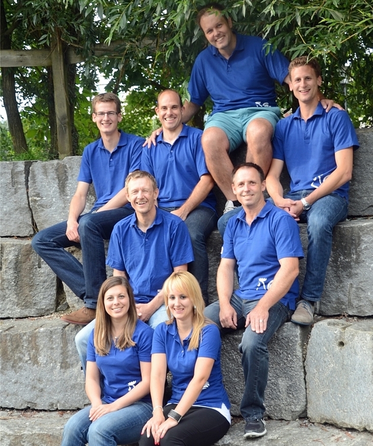 Das OK der Schweizer Meisterschaft 2014 im Steinstossen. Obere Reihe von links: Matthias Etterlin, Matthias Arzethauser, Pascal Weber, Thomas Etterlin, Mitte: Andy Hagger, Roger Hegetschweiler, unten: Céline Kunz und Sabrina Mächler. Auf dem Bild f