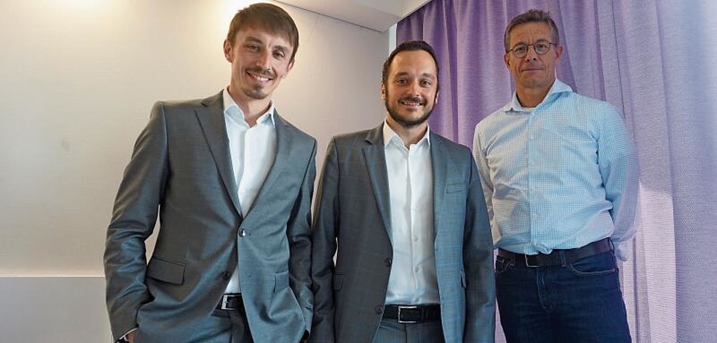 Posieren schon mal in einem der nach Vorgaben eingerichteten Zimmer: Die neuen Hotelbetreiber Bogdan und Bosko Trifunovic sowie Klaus Morlock (rechts), CEO der Hess Investment AG, der das Hotelgebäude gehört. (Bild Luc Müller)