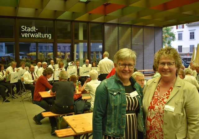 Stadtpräsidentin Eveline Fenner (links) und Festrednerin Ursula Junker am 1. August in Affoltern. (Bild Marianne Voss)