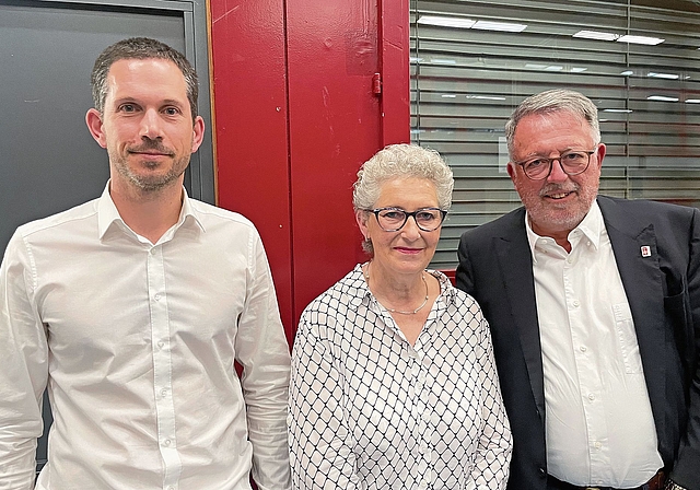 Oliver Bär, Vreni Spinner und Fabio Oetterli (von links) nach der Gemeindeversammlung in Mettmenstetten. (Bild Sandra Isabél Claus)