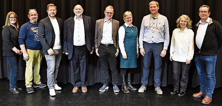 Acht Kandidatinnen und Kandidaten traten am Montag im Kasionsaal auf (von links): Claudia Spörri (SVP, bisher), Ernst Beeler (Gewerbe/SVP, neu), Pascal Santi (FDP, neu), Stefan Kessler (Grüne, neu), Moderator Bernhard Schneider, Eveline Fenner (EVP