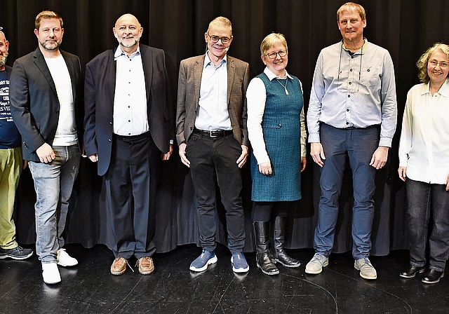 Acht Kandidatinnen und Kandidaten traten am Montag im Kasionsaal auf (von links): Claudia Spörri (SVP, bisher), Ernst Beeler (Gewerbe/SVP, neu), Pascal Santi (FDP, neu), Stefan Kessler (Grüne, neu), Moderator Bernhard Schneider, Eveline Fenner (EVP
