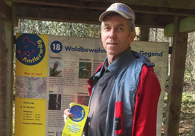Wanderleiter Paul Leuthold vor einer der «Ämtlerwäg»-Informationstafeln. Er freut sich auf viele Teilnehmende an den geführten Wanderungen. (Bild zvg.)