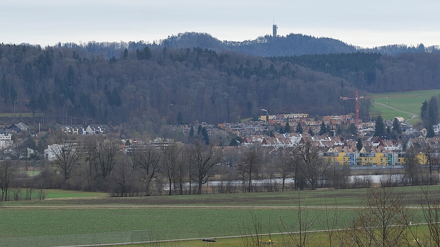 Die Gemeindegrenze zwischen Bonstetten und Wettswil ist in Bahnhofsnähe von Auge nicht mehr erkennbar – Steuerzahler bemerken die Grenze aber durchaus. (Bild Salomon Schneider)
