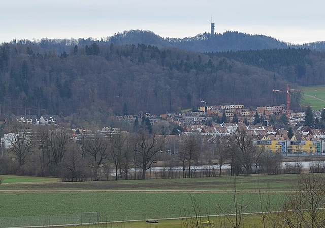 Die Gemeindegrenze zwischen Bonstetten und Wettswil ist in Bahnhofsnähe von Auge nicht mehr erkennbar – Steuerzahler bemerken die Grenze aber durchaus. (Bild Salomon Schneider)