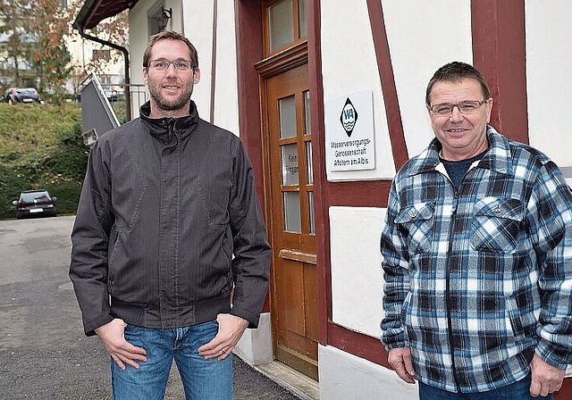 Wachablösung bei der Wasserversorgung Affoltern: David Nietlispach (links) übernimmt die Leitung von Ueli Hug. (Bild tst.)