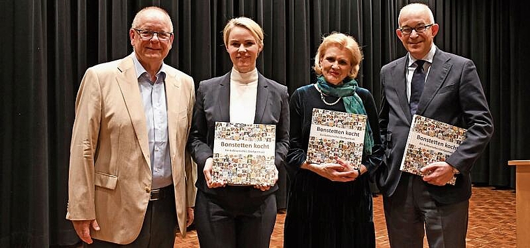 Claude Wuillemin, Präsident der SVP Bonstetten (links), durfte am Dienstagabend die Zürcher Gesundheitsdirektorin Natalie Rickli (SVP) sowie die beiden Nationalratsmitglieder Doris Fiala (FDP) und Gregor Rutz (SVP) in Bonstetten begrüssen. (Bild L