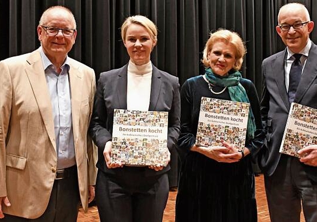 Claude Wuillemin, Präsident der SVP Bonstetten (links), durfte am Dienstagabend die Zürcher Gesundheitsdirektorin Natalie Rickli (SVP) sowie die beiden Nationalratsmitglieder Doris Fiala (FDP) und Gregor Rutz (SVP) in Bonstetten begrüssen. (Bild L