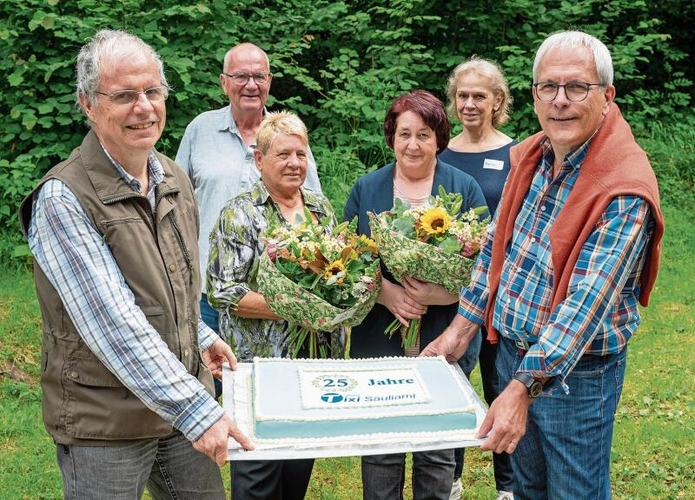 Zur 25-Jahre-Feier gab es eine Torte. Es feierten (von links): Ruedi Niederer, René Abt, Frieda Schoch, Annetta Guidon, Marlies Schütz und Felix Fürer. (Bild Nico Ilic)