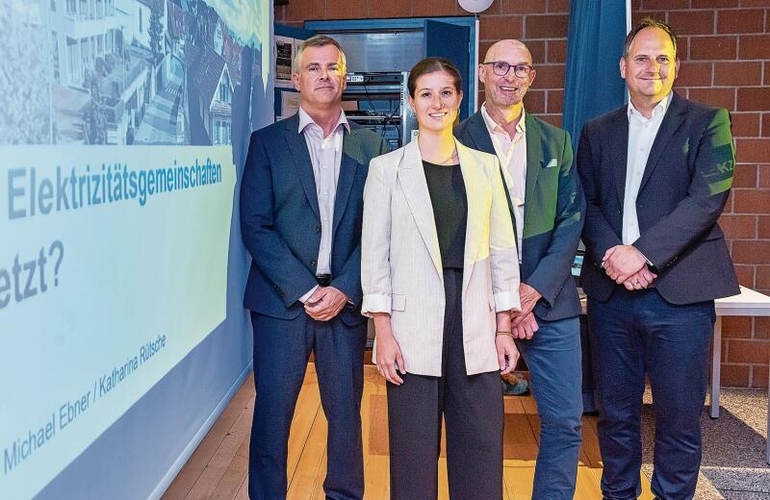 Lieferten in Mettmenstetten einen ersten Überblick über die bald erlaubten lokalen Elektrizitätsgemeinschaften (LEG, von links): Thomas März (Mitglied Geschäftsleitung EKZ und Leiter Geschäftsbereich Markt), Katharina Rütsche (Marketing EKZ), Marcel Eicher (Gemeinderat Mettmenstetten) und Michael Ebner (Neue Geschäftsfelder EKZ). (Bild Daniel Vaia)