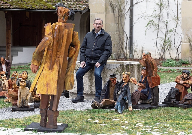 Er hat das Projekt initiiert: Thomas Inglin im Kloster Kappel. Um ihn herum die Holzfiguren des Künstlers Peter Leisinger, die derzeit im Kloster zu sehen sind. (Bild Matthias Jurt / CH Media)
