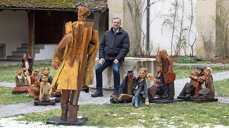 Er hat das Projekt initiiert: Thomas Inglin im Kloster Kappel. Um ihn herum die Holzfiguren des Künstlers Peter Leisinger, die derzeit im Kloster zu sehen sind. (Bild Matthias Jurt / CH Media)