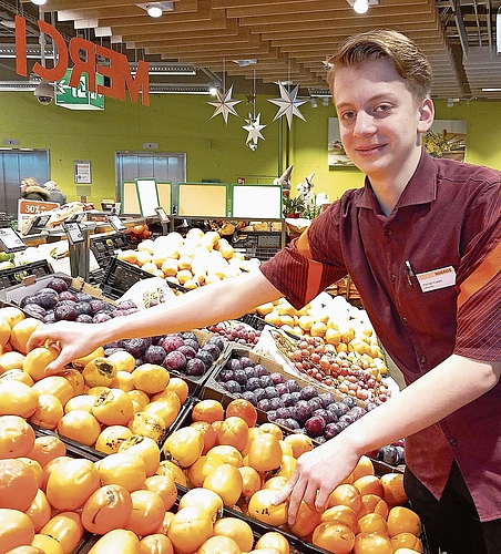 Hamza Husicic hat seine Lehrstelle bei der Migros Affoltern mit voller Überzeugung gewählt (Bild Marcus Weiss) Hamza Husicic hat seine Lehrstelle bei der Migros Affoltern mit voller Überzeugung gewählt (Bild Marcus Weiss)