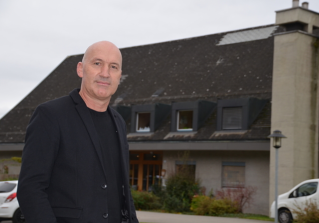 Peter Felder vor dem Haupthaus der Pestalozzistiftung. (Bild Thomas stöckli)