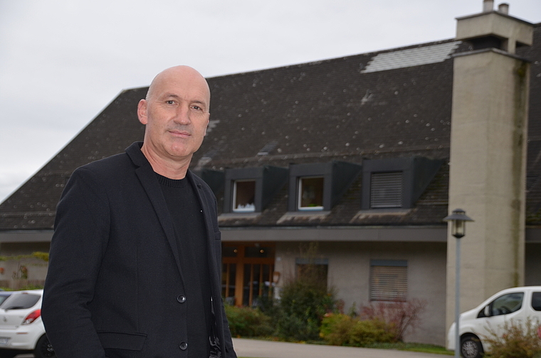 Peter Felder vor dem Haupthaus der Pestalozzistiftung. (Bild Thomas stöckli)