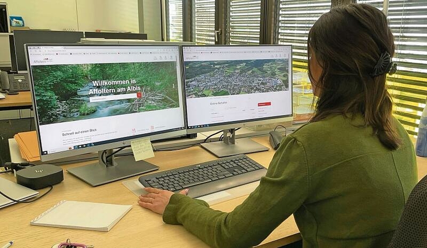 Cheyenne Wyss prüft die neue Website der Stadt Affoltern an ihrem Arbeitsplatz. (Bild Dominik Stierli)