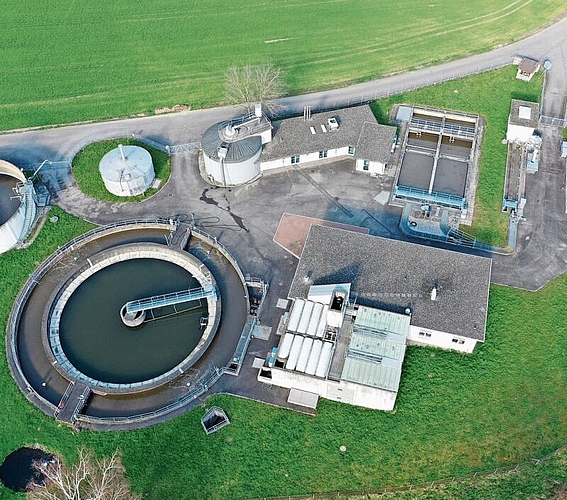 Vogelschau auf das Areal der Kläranlage vor ihrem Rückbau.
(Bilder Martin Platter)