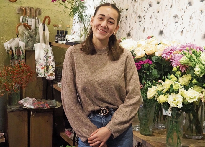 Die Floristin Ina Talavasek erweitert ihre beruflichen Wahlmöglichkeiten mit der Berufsmatura. Neben der Schule arbeitet sie stundenweise in ihrer Lehrfirma Kraut & Rosen in Knonau. (Bilder Regula Zellweger)