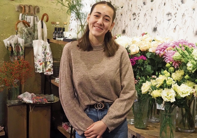 Die Floristin Ina Talavasek erweitert ihre beruflichen Wahlmöglichkeiten mit der Berufsmatura. Neben der Schule arbeitet sie stundenweise in ihrer Lehrfirma Kraut & Rosen in Knonau. (Bilder Regula Zellweger)