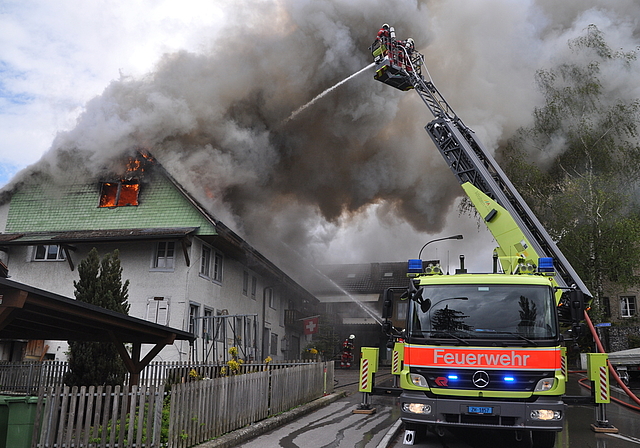 Die Feuerwehr an der Arbeit: Der Dachstock des Hauses an der Wolserstrasse 2 in Obfelden im Vollbrand. Zeitweise war die Rauchentwicklung sehr gross. (Bild Werner Schneiter)