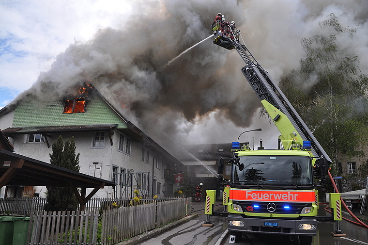 Die Feuerwehr an der Arbeit: Der Dachstock des Hauses an der Wolserstrasse 2 in Obfelden im Vollbrand. Zeitweise war die Rauchentwicklung sehr gross. (Bild Werner Schneiter)