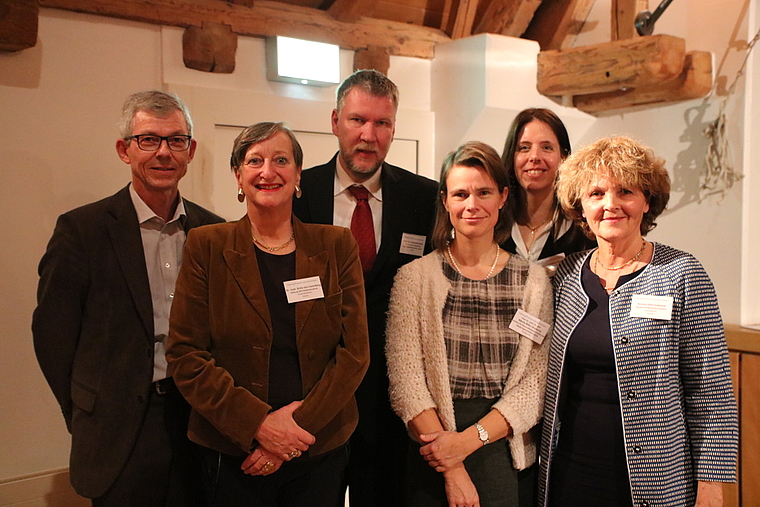 Organisator Christoph Balmer (links) und die Podiumsteilnehmenden. Von links: Patientenschützerin Brida von Castelberg, Gesundheitsökonom Konstantin Beck, Referentin Nikola Biller-Adorno, Direktorin des Instituts für Biomedizinische Ethik und Medi