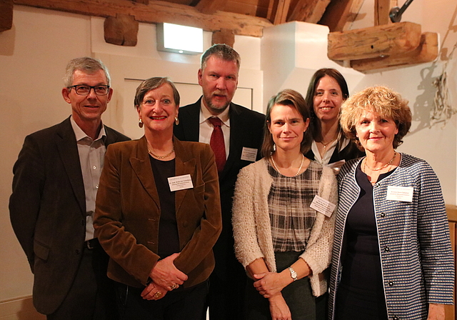 Organisator Christoph Balmer (links) und die Podiumsteilnehmenden. Von links: Patientenschützerin Brida von Castelberg, Gesundheitsökonom Konstantin Beck, Referentin Nikola Biller-Adorno, Direktorin des Instituts für Biomedizinische Ethik und Medi