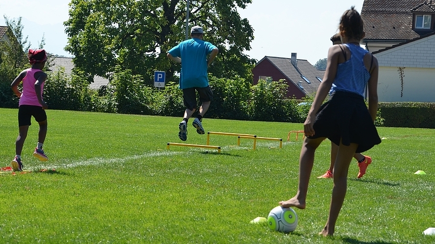 Fussball-Parcours – mit und ohne Ball am Fuss. Fussball-Parcours – mit und ohne Ball am Fuss.