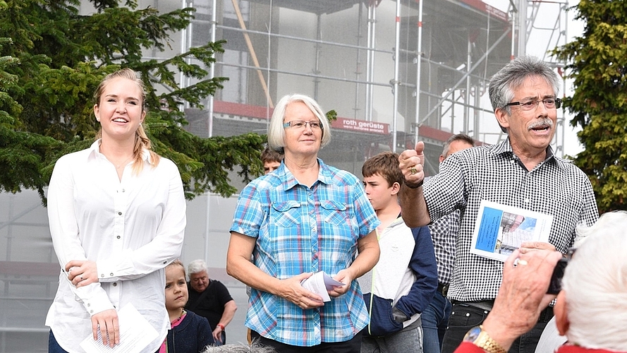 Sarina Maurer-Suter, Magdalena Suter und Karl Sigrist liessen die Renovierung Revue passieren. Sarina Maurer-Suter, Magdalena Suter und Karl Sigrist liessen die Renovierung Revue passieren.