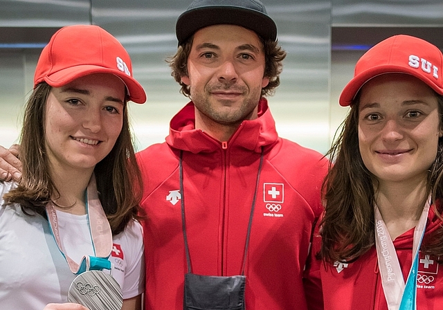 Zurück in der Schweiz: Misra Torniainen mit Sarah Höfflin (rechts) und Mathilde Gremaud beim Empfang am Flughafen Zürich. (Bild Elmar Bossard)