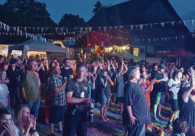 Sommer-Vibes und viele glückliche Menschen. Das heisse Sommerwetter zog hunderte von Fans an, welche die magische Stimmung auf dem Mittelalbis bei bester Musik genossen. (Bild Sibylle Tanner)