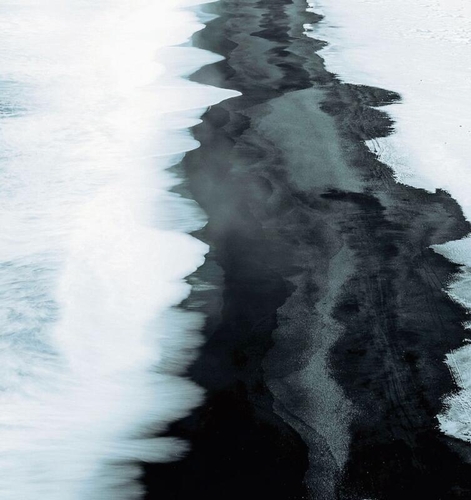 Manchmal ist es der richtige Ausschnitt, der ein Bild besonders macht. Hier erzählen Wasser, Schnee und schwarzer Sand eine leise, kraftvolle Geschichte.