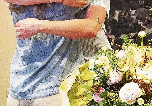 Ex-Präsident Claudio Rütimann überreicht seiner Nachfolgerin einen Blumenstrauss.