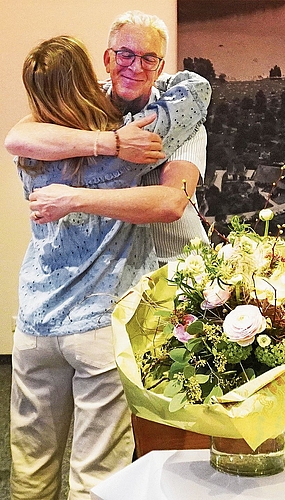 Ex-Präsident Claudio Rütimann überreicht seiner Nachfolgerin einen Blumenstrauss.