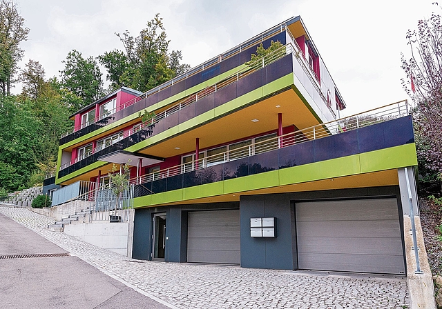 Das Mehrfamilienhaus am Bolletweg in Knonau: Unter den Hammer kam die Wohnung im obersten Stock, samt Autoeinstellplätzen und Abstellräumen. Die Aufnahme entstand anlässlich eines öffentlichen Besichtigungstermins im September. (Archivbild Daniel