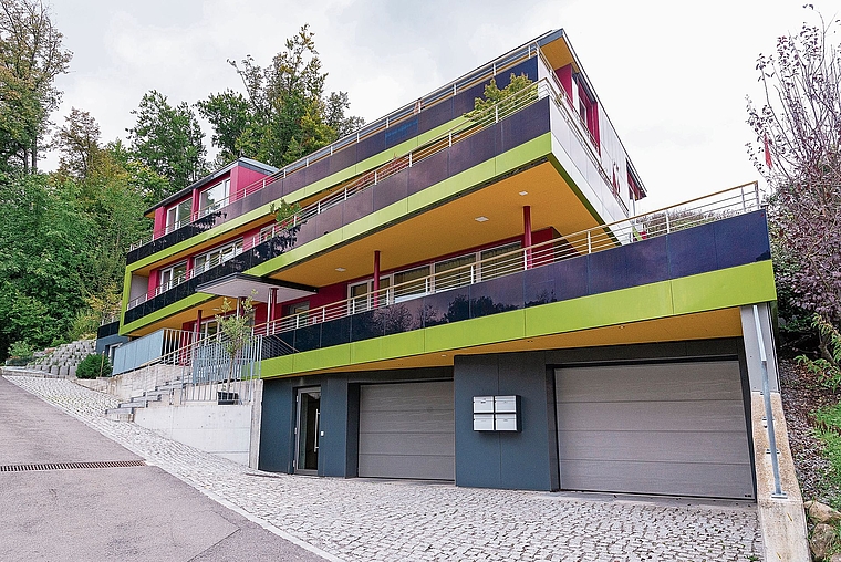 Das Mehrfamilienhaus am Bolletweg in Knonau: Unter den Hammer kam die Wohnung im obersten Stock, samt Autoeinstellplätzen und Abstellräumen. Die Aufnahme entstand anlässlich eines öffentlichen Besichtigungstermins im September. (Archivbild Daniel