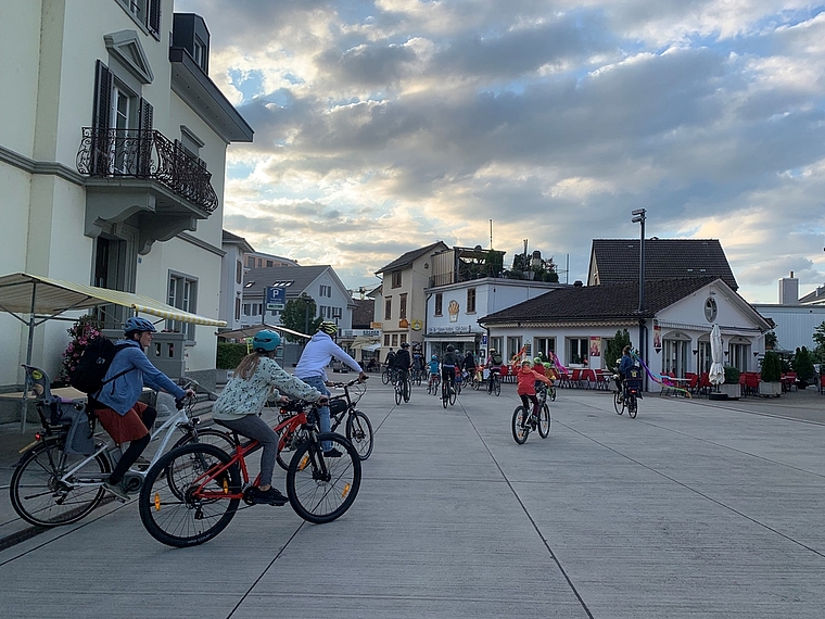 Die zirka 40 Teilnehmenden pedalten um 19 Uhr im Zentrum von Affoltern los. (Bild Livia Häberling)