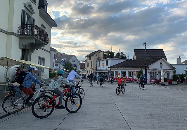 Die zirka 40 Teilnehmenden pedalten um 19 Uhr im Zentrum von Affoltern los. (Bild Livia Häberling)