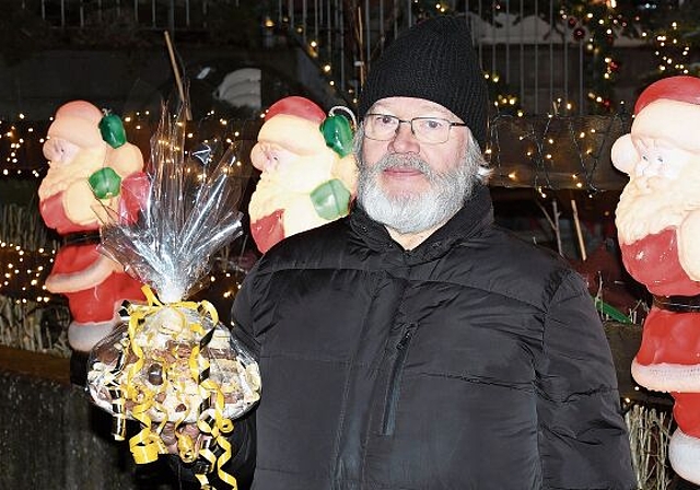 Der 66-jährige Martin Barck aus Affoltern mit Weihnachtsguetsli, die er und seine Frau kürzlich gebacken haben.
