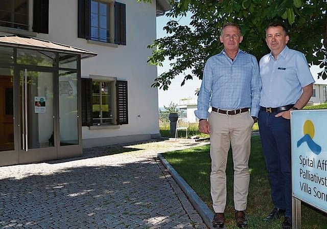 Die Palliativmedizin soll ein Kerngebiet bleiben. Spitaldirektor Lukas Rist (rechts) und VR-Präsident Stefan Gyseler vor der «Villa Sonnenberg». (Bild Thomas Stöckli)