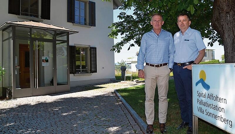 Die Palliativmedizin soll ein Kerngebiet bleiben. Spitaldirektor Lukas Rist (rechts) und VR-Präsident Stefan Gyseler vor der «Villa Sonnenberg». (Bild Thomas Stöckli)