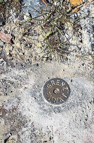 Der Grenzpunkt aus Messing wird im Asphalt oder auf steinigem Untergrund angebracht. Der Grenzpunkt aus Messing wird im Asphalt oder auf steinigem Untergrund angebracht.
